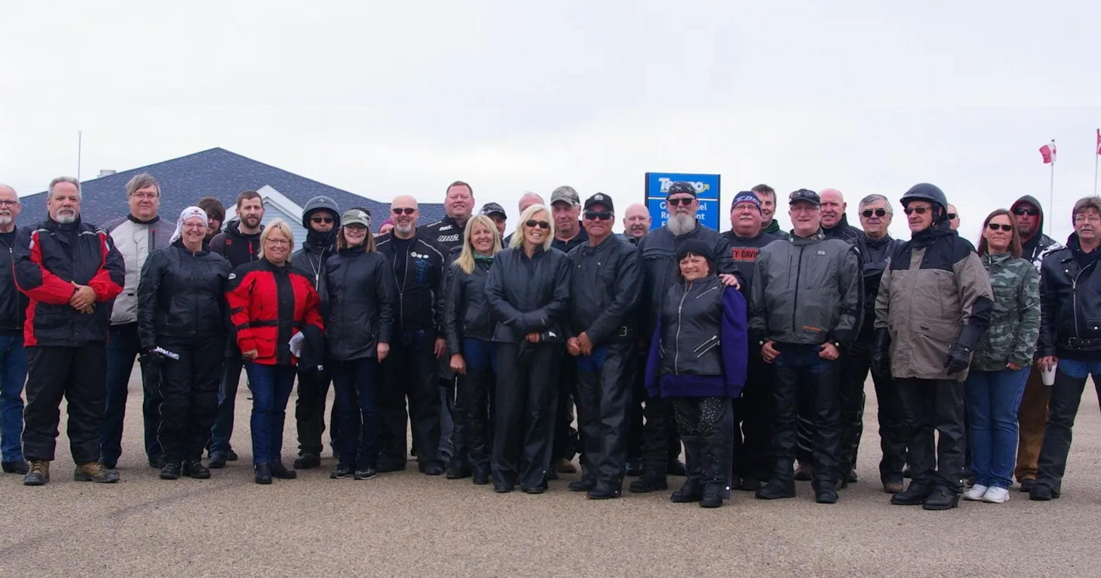 Une photo de groupe des participants à la randonnée