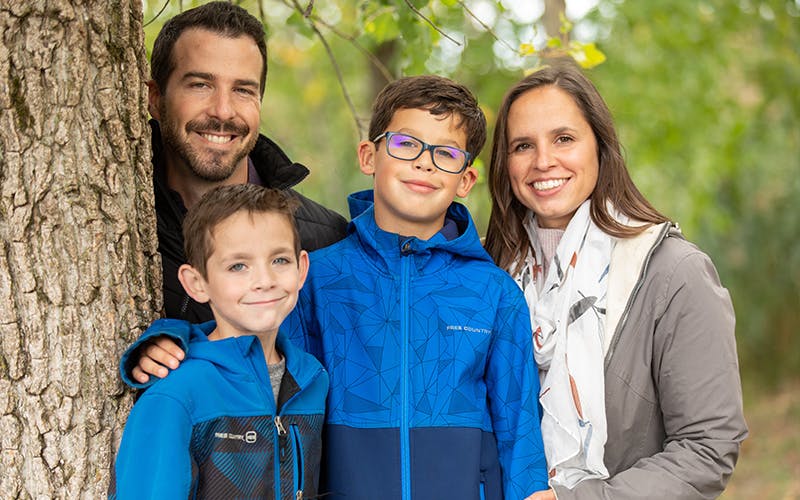 famille de deux parents et deux enfant posant ensemble