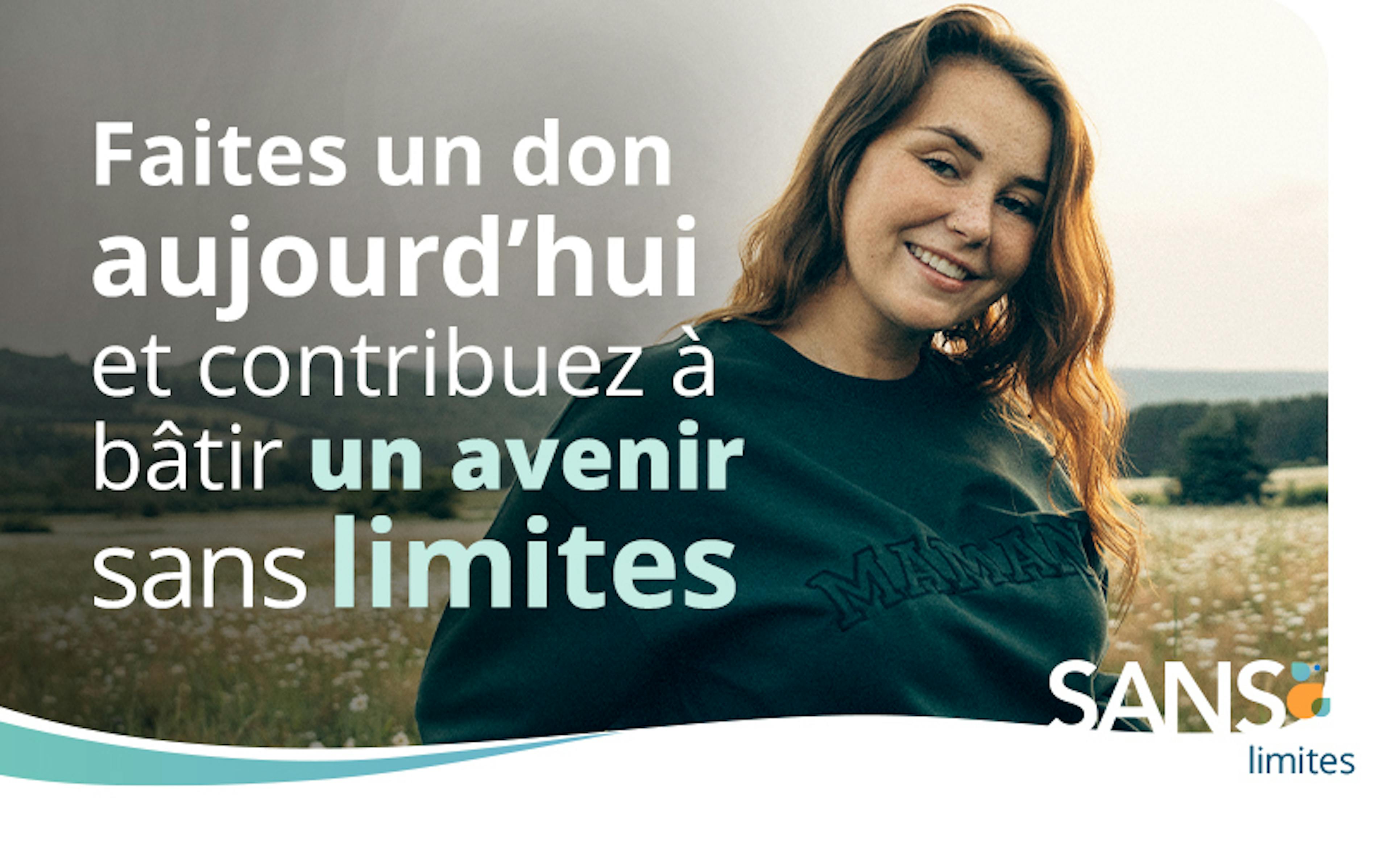 Une femme brune souriant dans un champ.