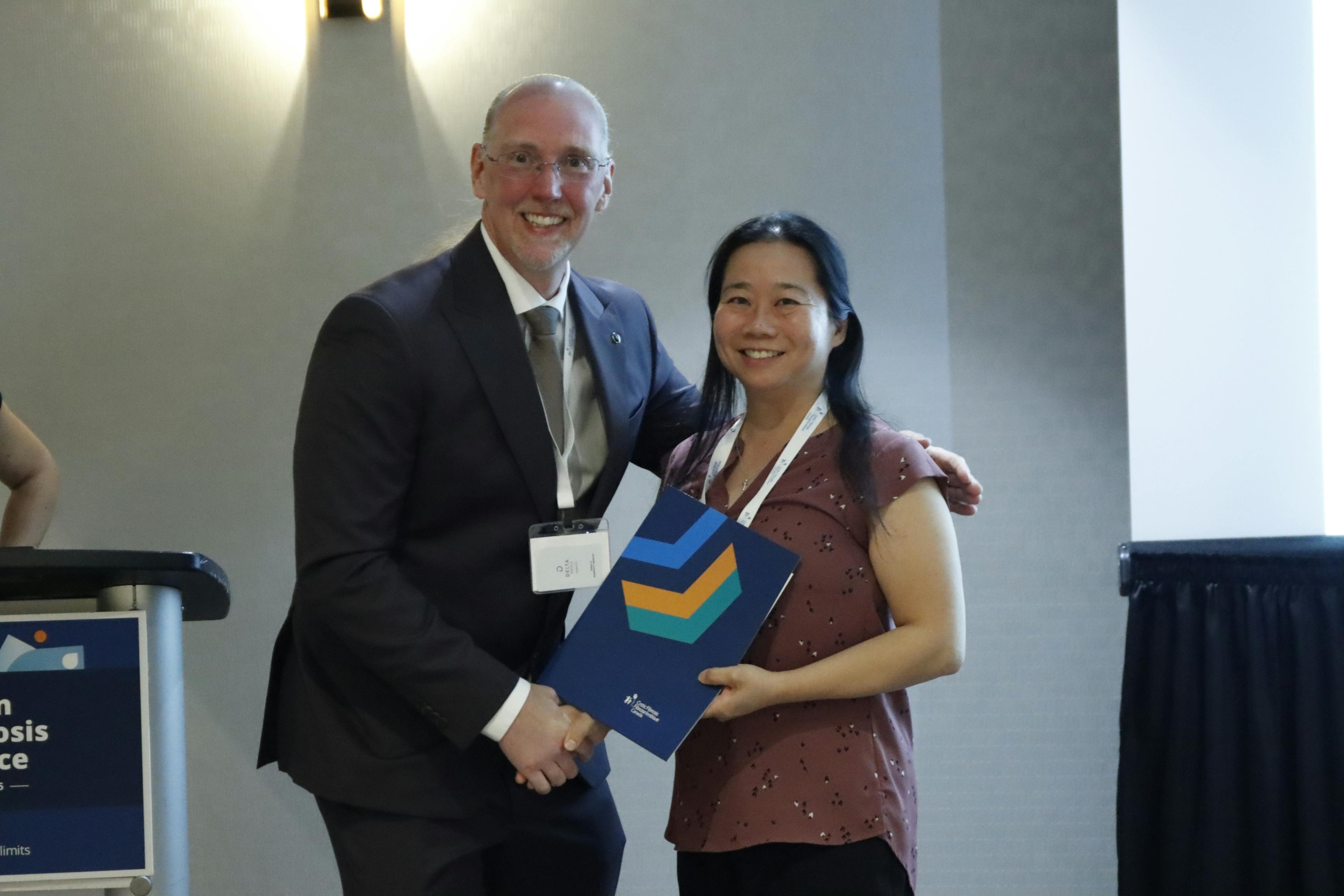 Paul Eckford, de FK Canada, remet un prix multidisciplinaire
