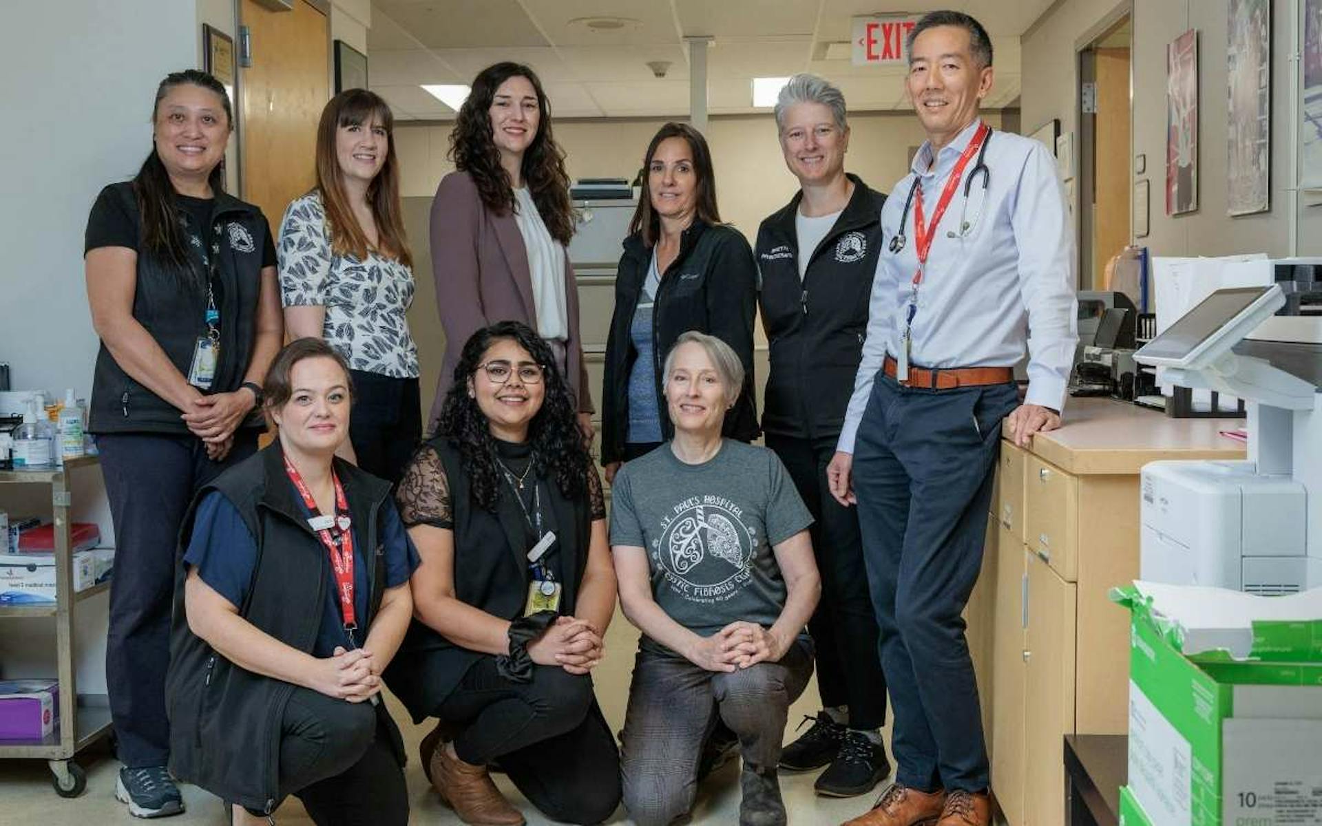 Un groupe d'employés posant pour une photo dans un hôpital.