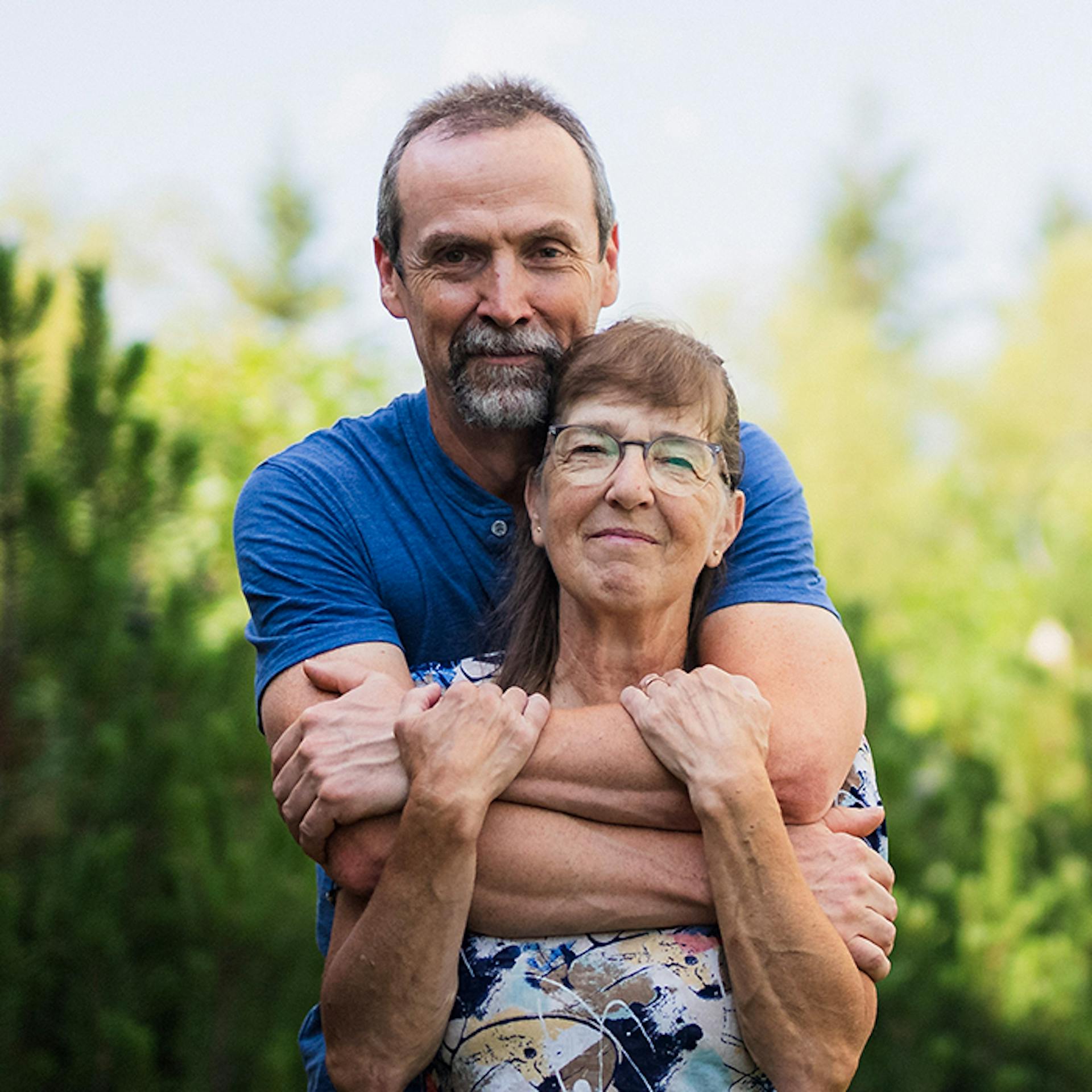 Lorna et son mari s'embrassent dehors.