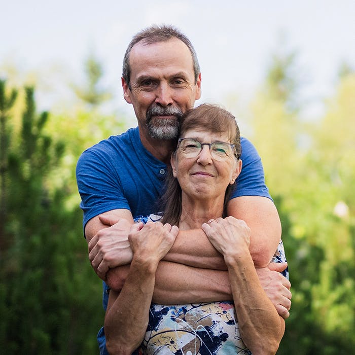 Lorna et son mari s'embrassent dehors.