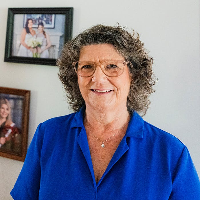 Louise, une infirmière retraitée spécialisée dans la mucoviscidose, est chez elle.