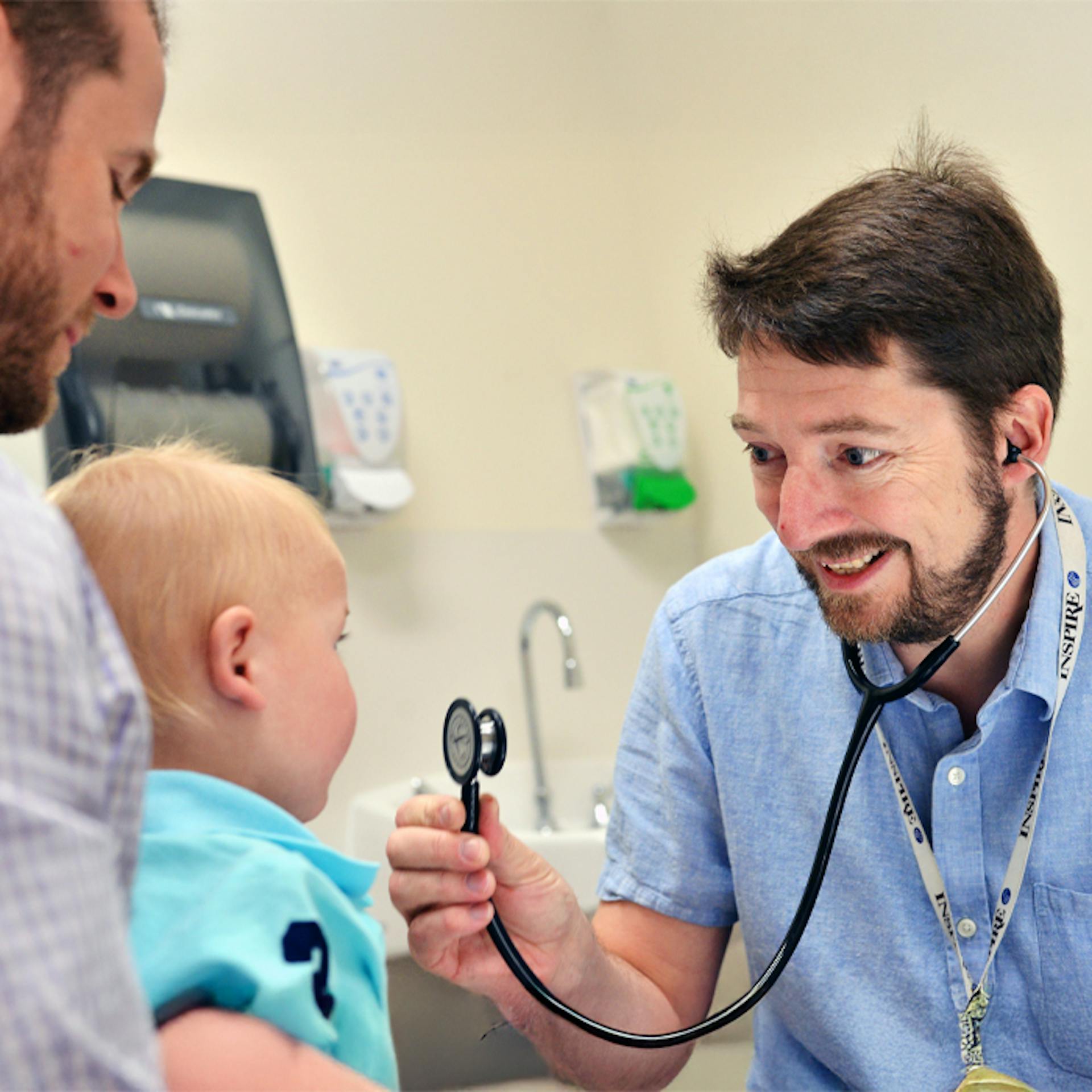 Un médecin soignant un tout-petit atteint de fibrose kystique.