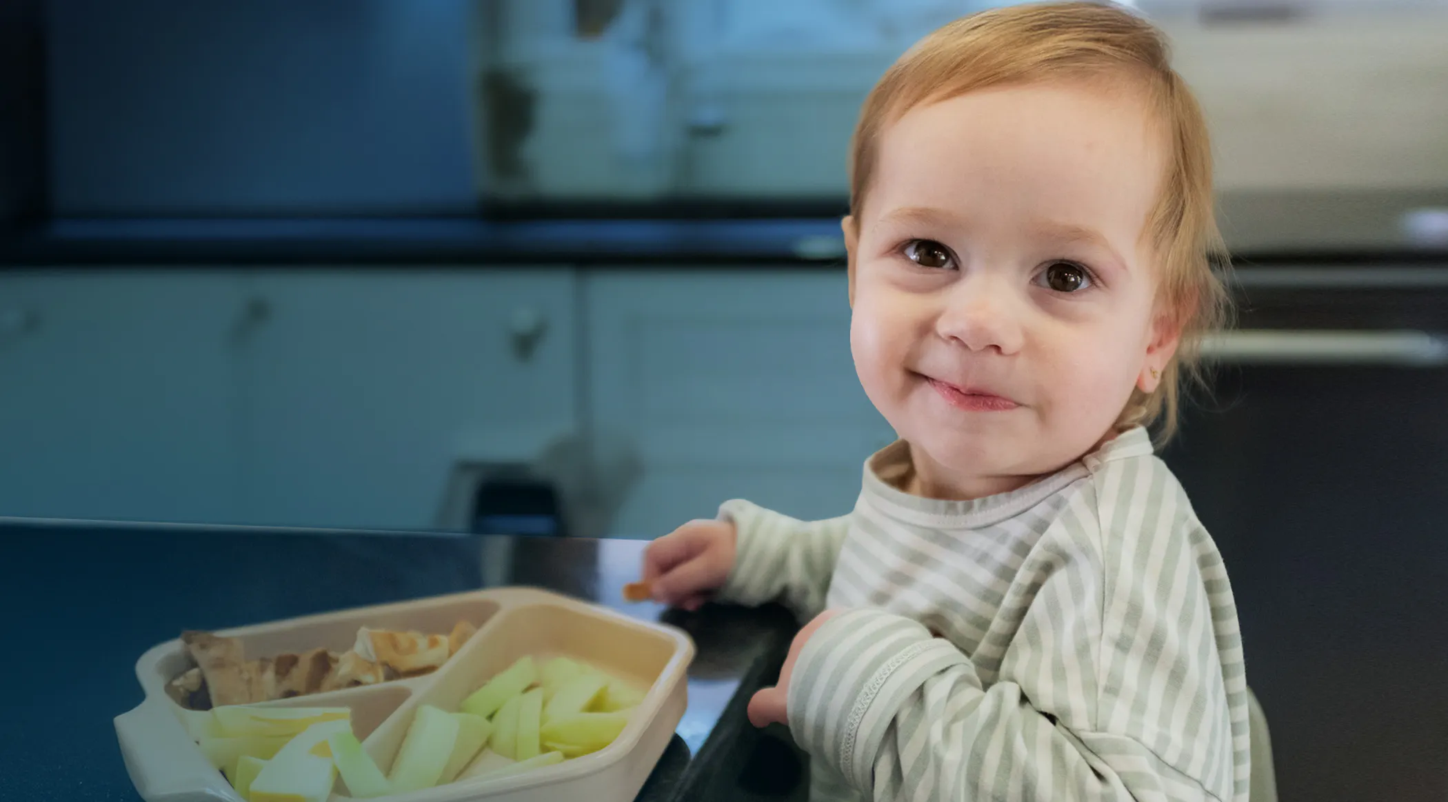 Une jeune enfant atteinte de fibrose kystique qui prend son petit-déjeuner.