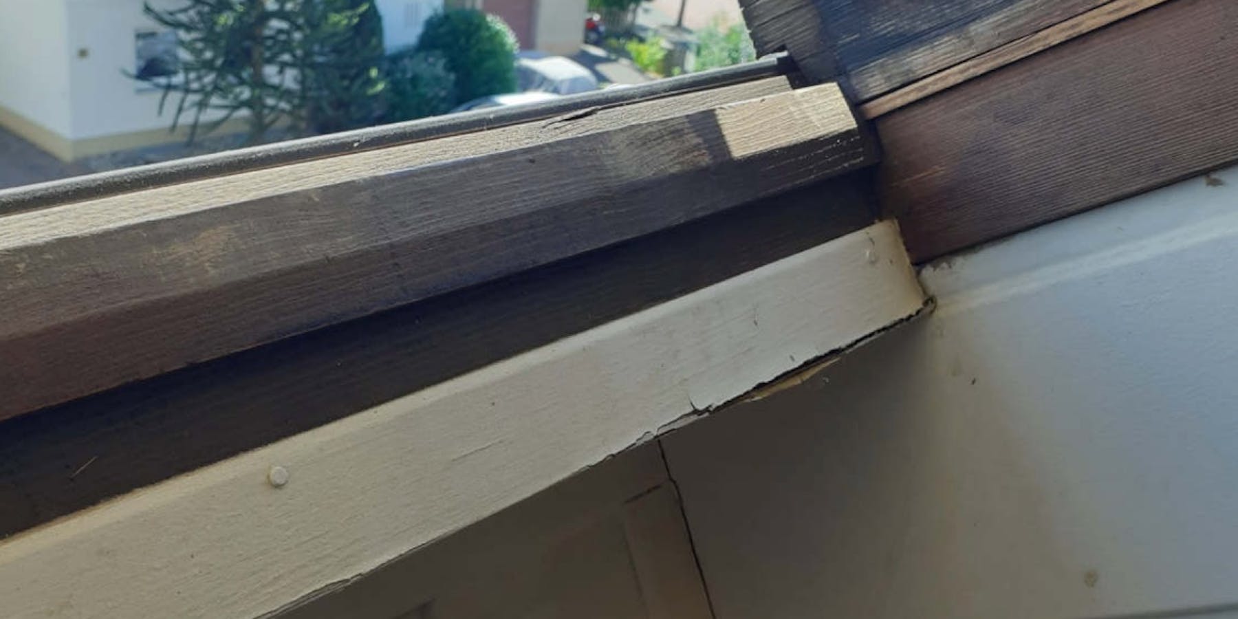 Beschädigter Dachfenster Rahmen – Reparatur nicht möglich