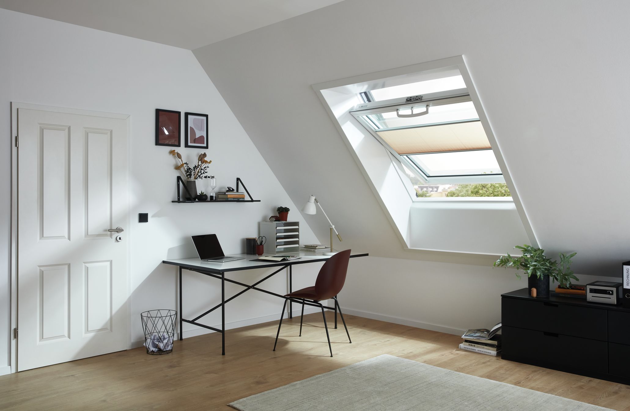 Roto Dachfenster mit Sonnenschutz