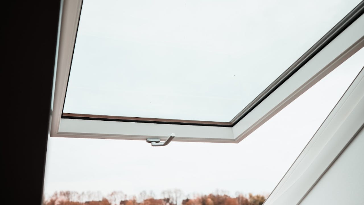 Wie kann man Velux oder Roto Dachfenster putzen