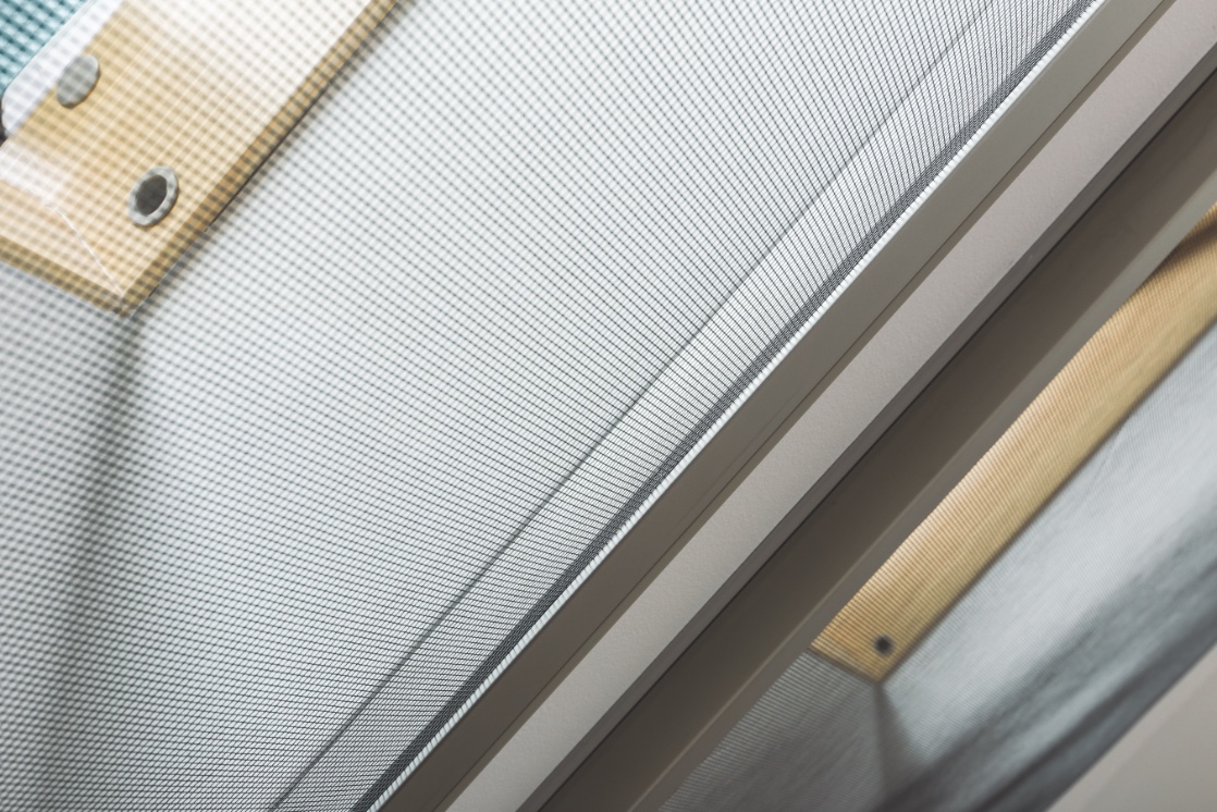 Fliegengitter am Dachfenster anbringen