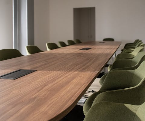 table de réunion Hélia pour 12 personnes de l'atelier DACOTA