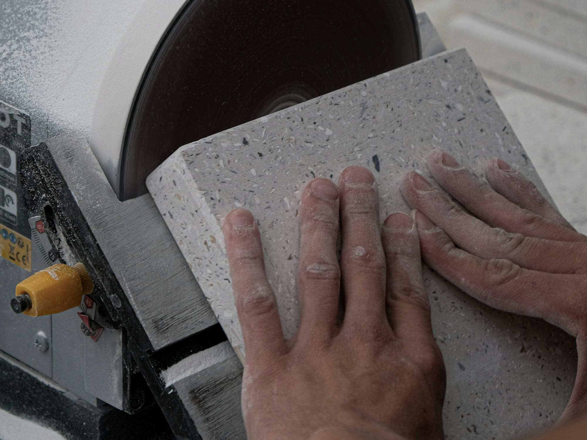 présentation d'un technicien qui travaille du coquillage revalorisé pour en faire un plateau de bureau de chez DACOTA