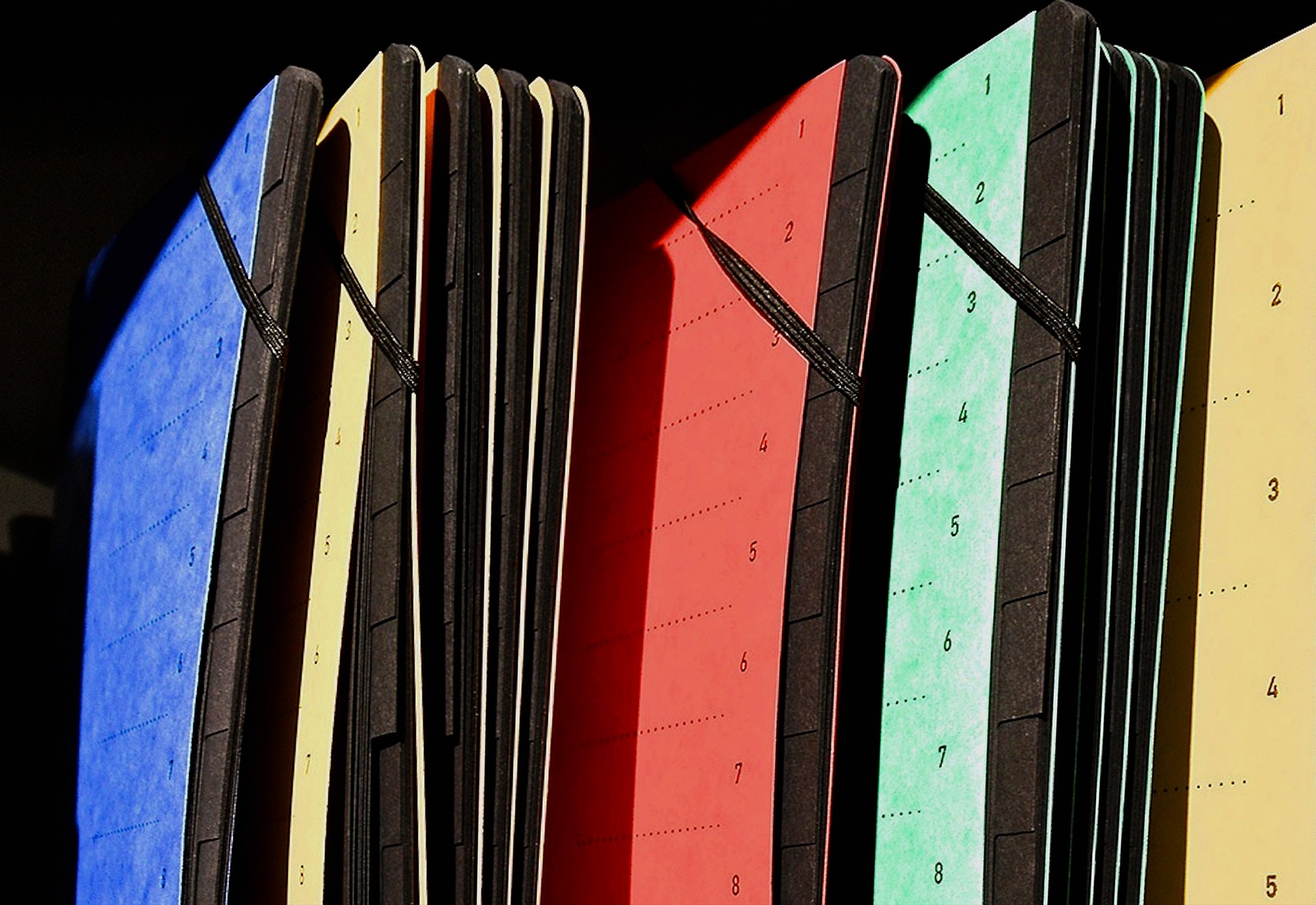 Dossiers sur une étagère