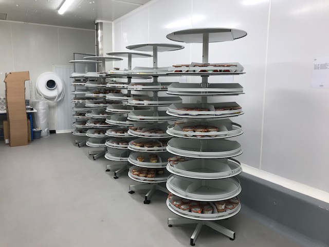 5 colonnes rotatives rondes avec des pots de nourritures dessus