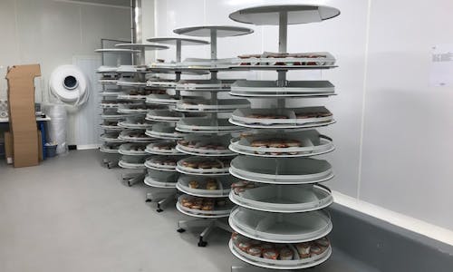 5 colonnes rotatives rondes avec des pots de nourritures dessus