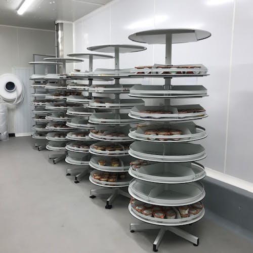 5 colonnes rotatives rondes avec des pots de nourritures dessus