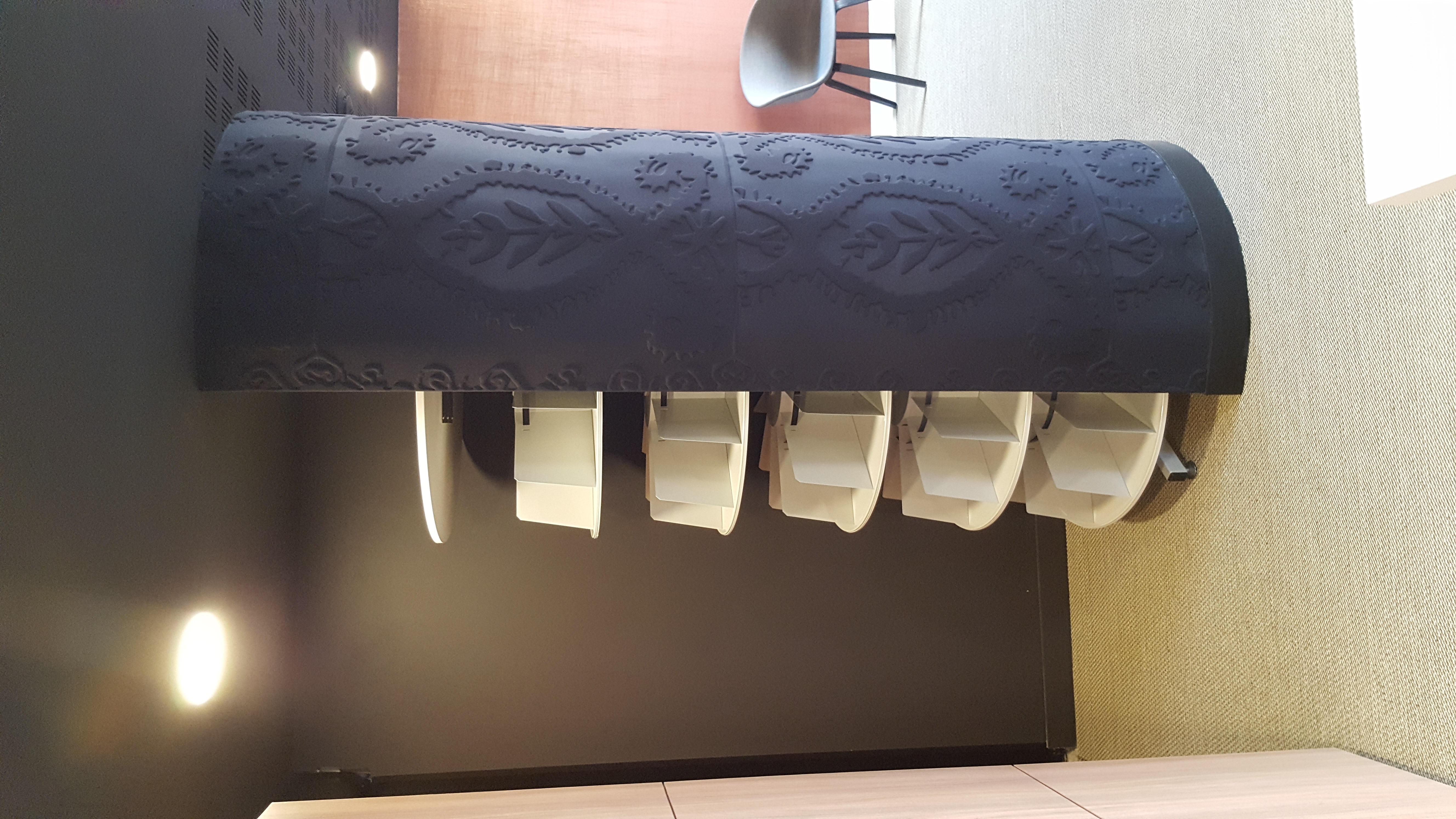 Colonne rotative dans une pièce masquée par un cache