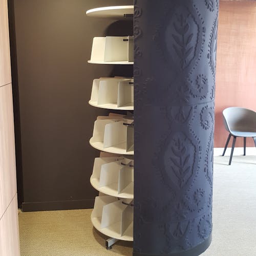 Colonne rotative dans une pièce masquée par un cache