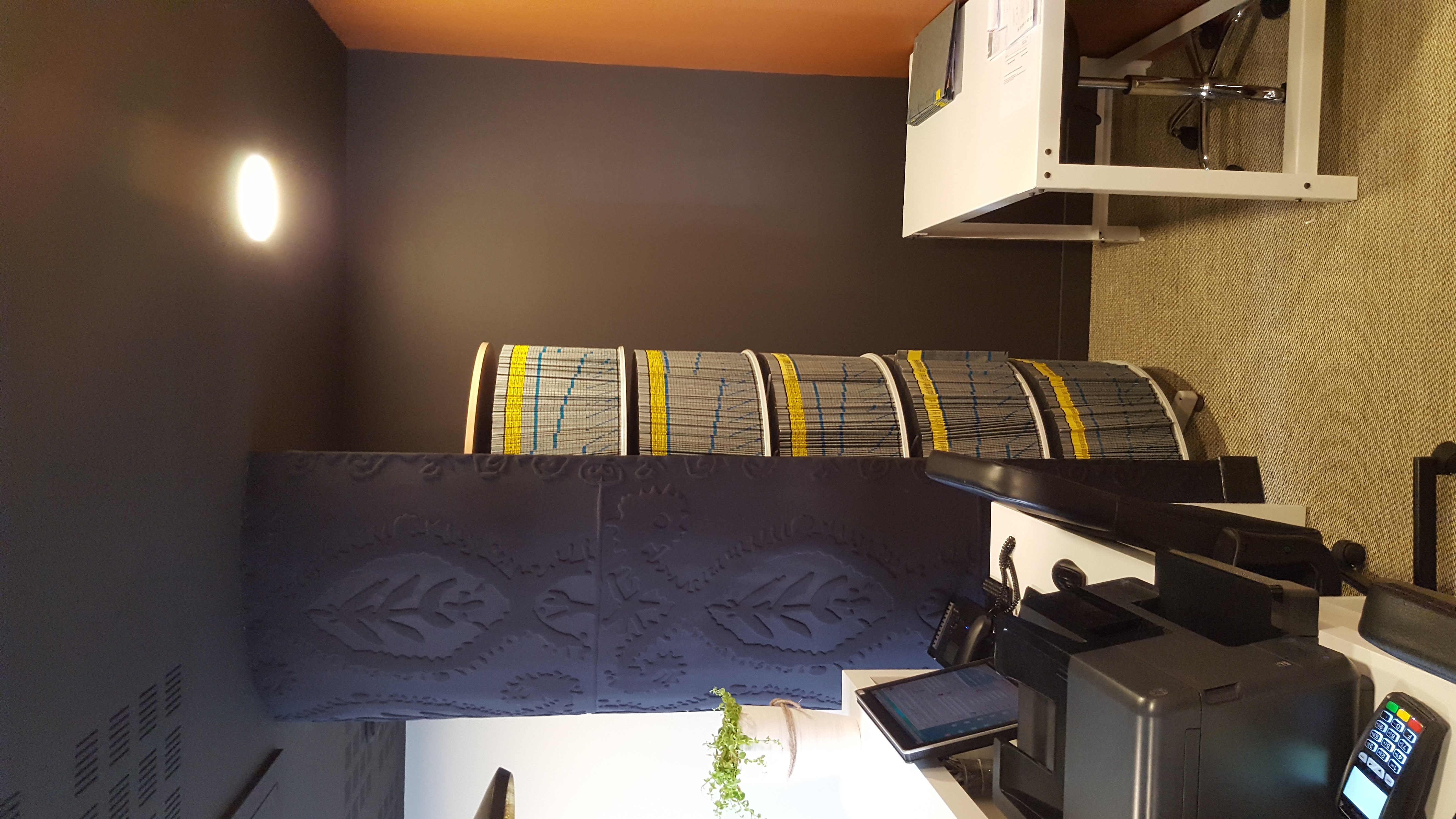 Espace d'accueil avec un bureau et une colonne rotative 