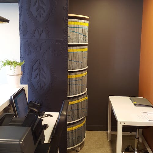 Espace d'accueil avec un bureau et une colonne rotative