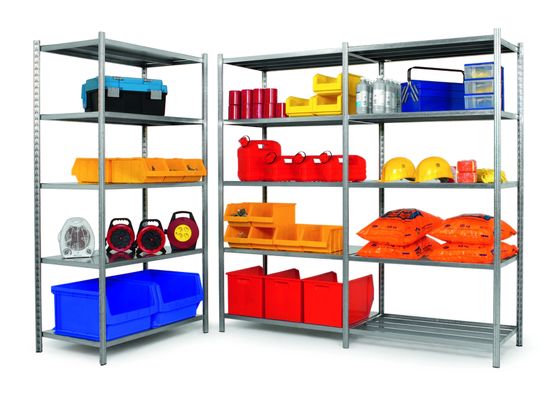 Rayonnage avec tablettes