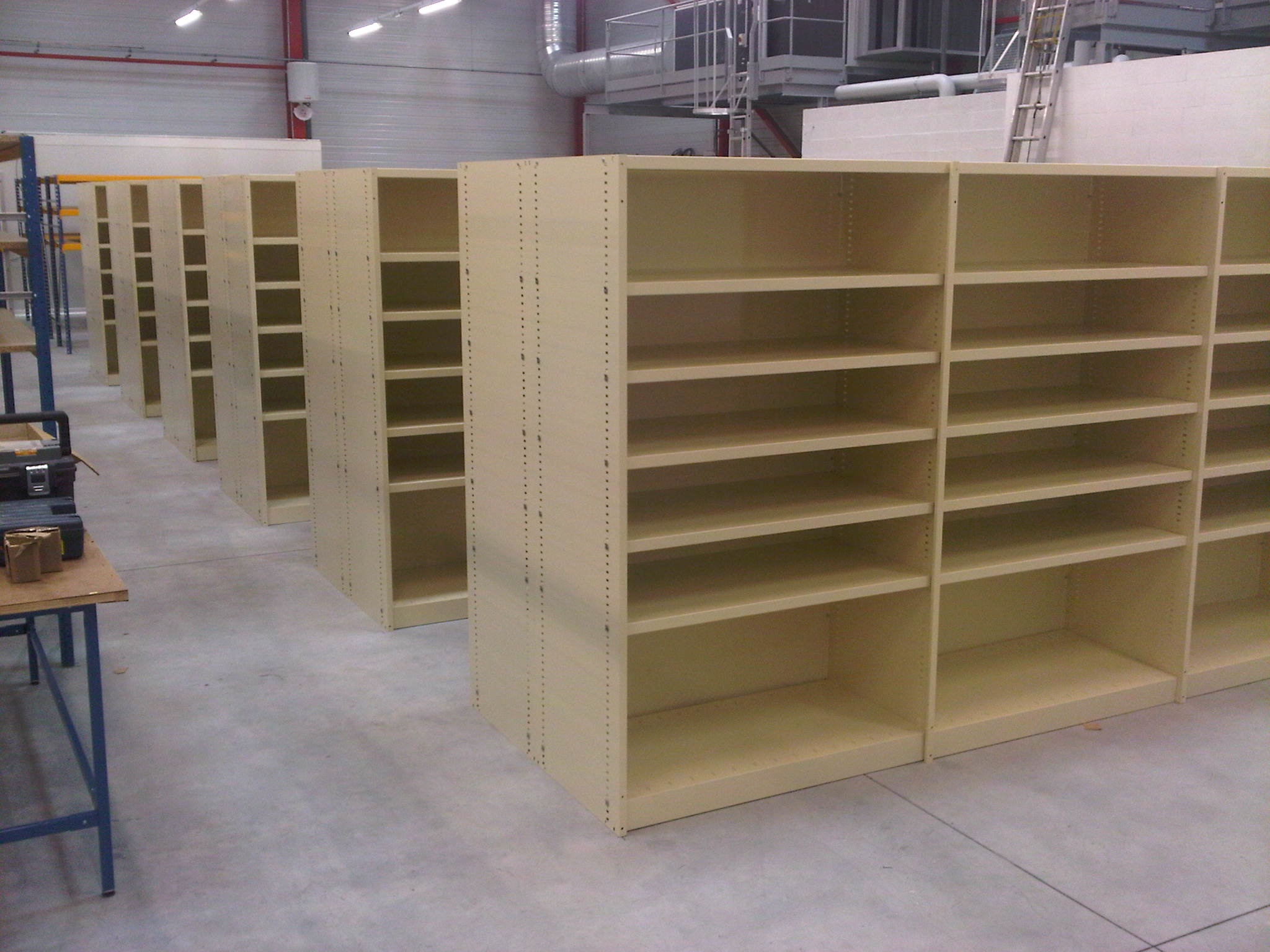 6 rayonnages simples vides dans l'entrepôt de l'entreprise Dacota