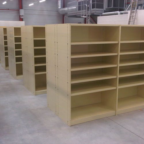 6 rayonnages simples vides dans l'entrepôt de l'entreprise Dacota