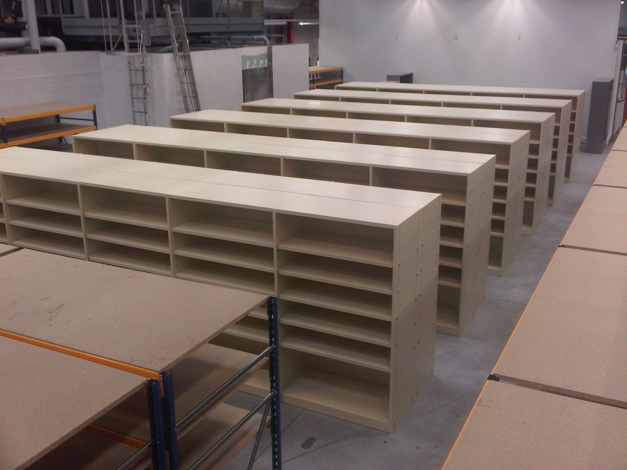 6 rayonnages simples vides dans l'entrepôt de l'entreprise Dacota, vue du dessus