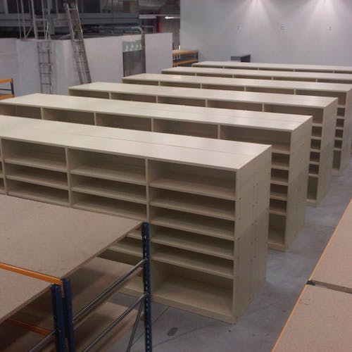 6 rayonnages simples vides dans l'entrepôt de l'entreprise Dacota, vue du dessus