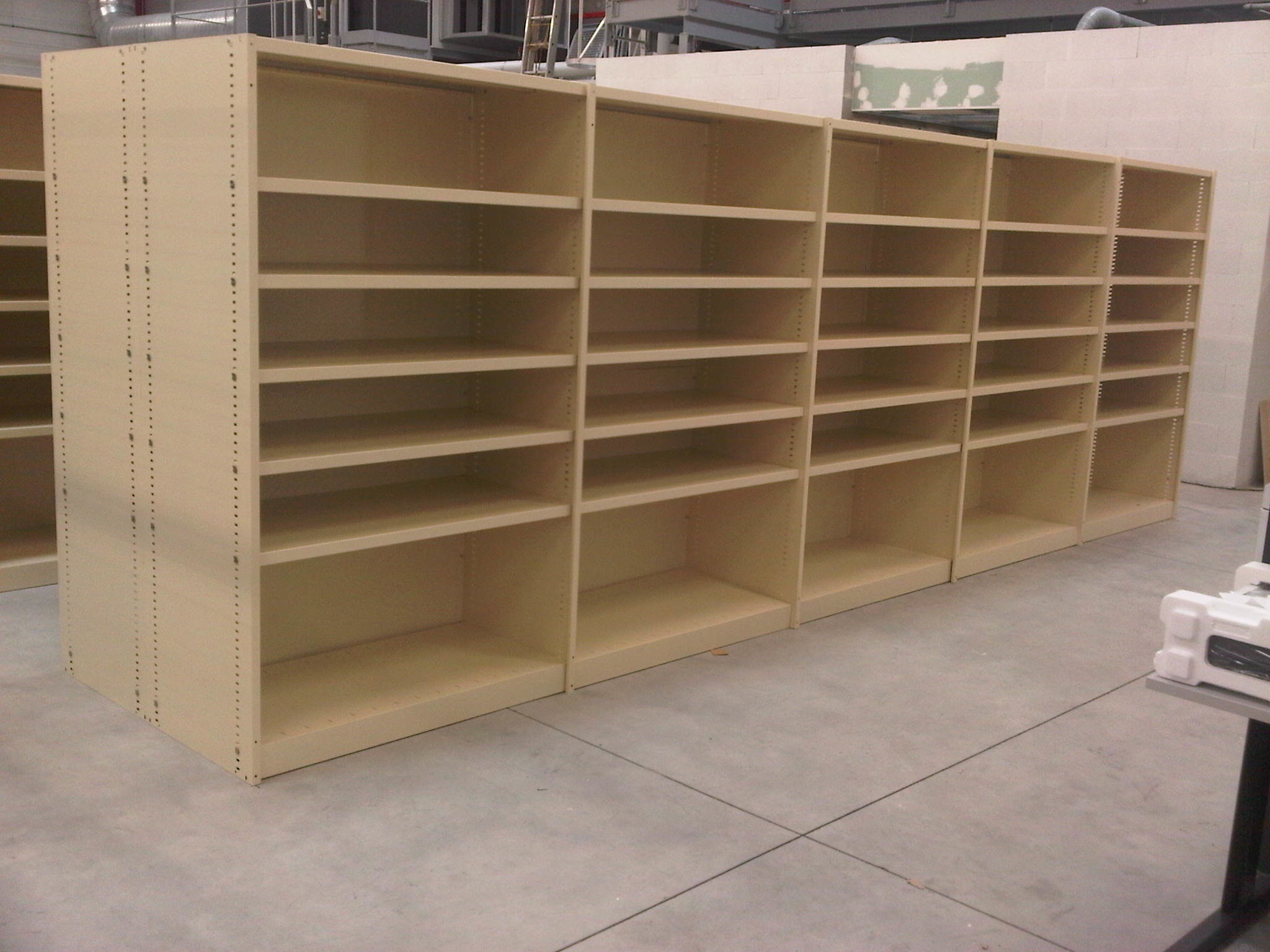 Rayonnage simple vides dans l'entrepôt de l'entreprise Dacota