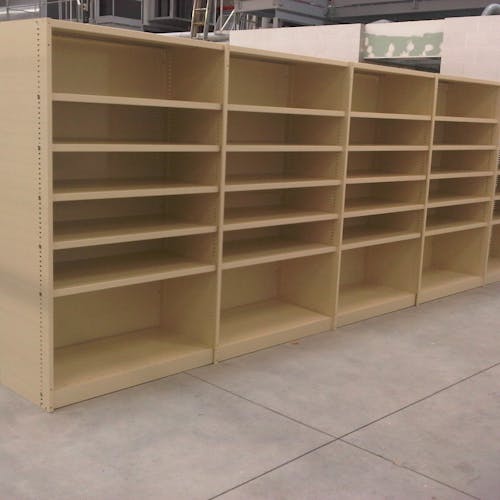 Rayonnage simple vides dans l'entrepôt de l'entreprise Dacota