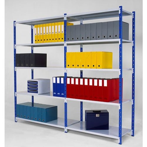 Rayonnage simple avec des boites et des cartons dessus