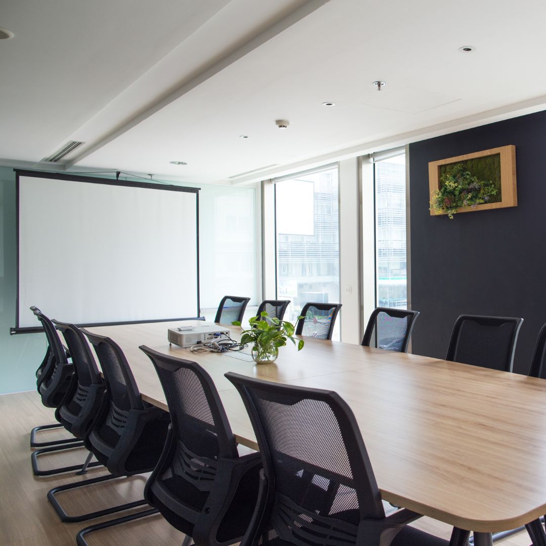Salle de réunion avec une grande, des sièges, un tableau blanc et un vidéoprojecteur