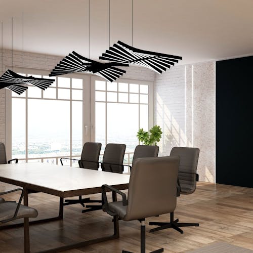 Salle de réunion épuré avec des grandes fenêtres, une table et des chaises