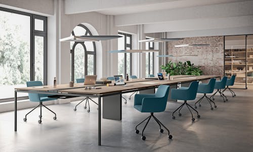 Salle de réunion avec une table et des chaises de la marque Dacota