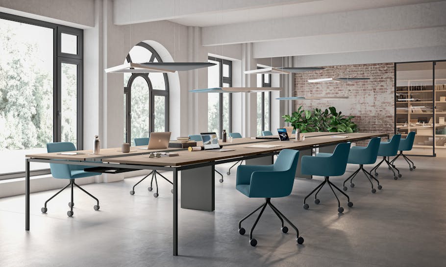 Salle de réunion avec une table et des chaises de la marque Dacota