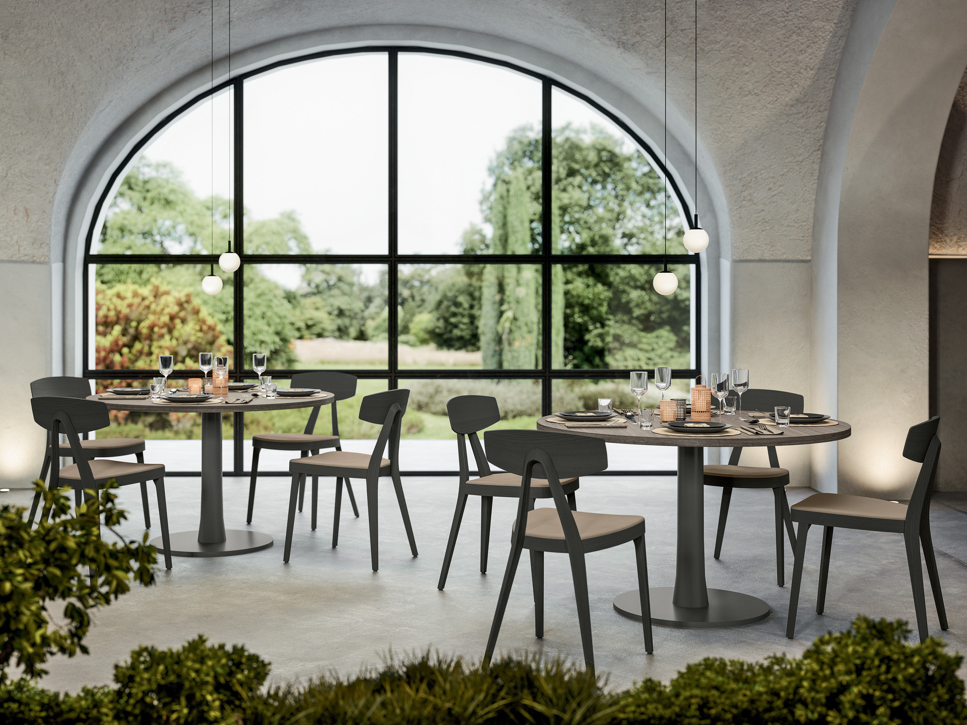 Salle de restauration avec deux tables rondes et des chaises, espace aménagé avec le service Dacota Inspiration