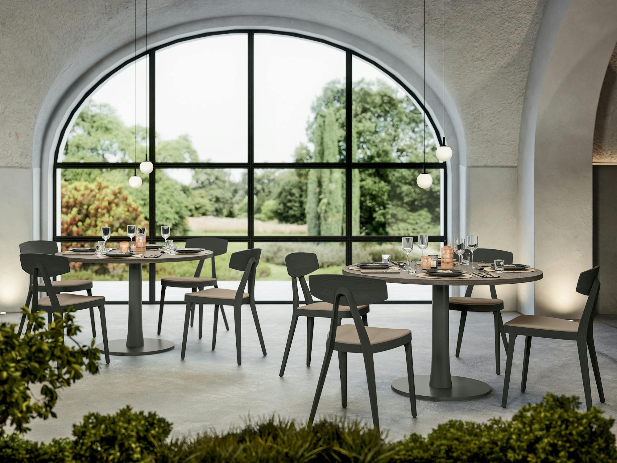 Salle de restauration avec deux tables rondes et des chaises, espace aménagé avec le service Dacota Inspiration