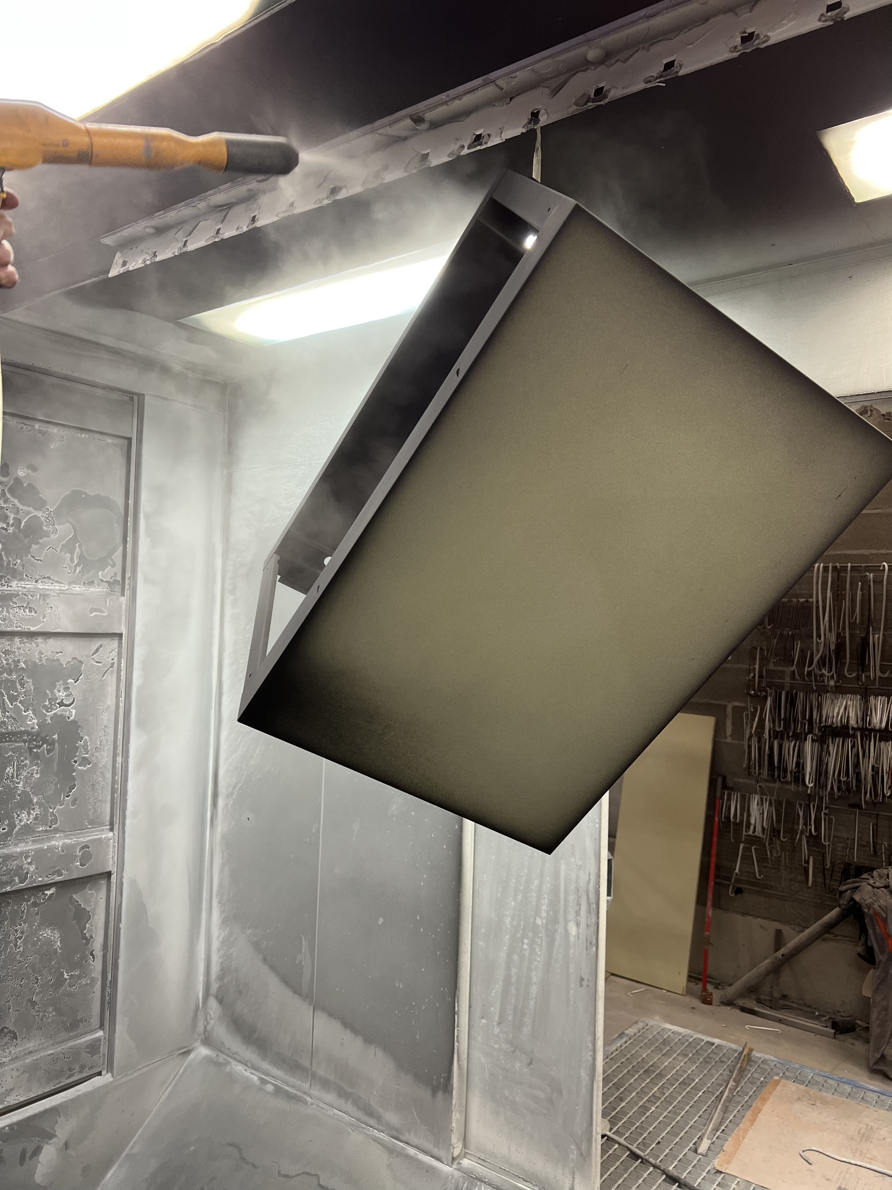 Bureau en cours de rénovation en train d'être repeint dans l'atelier Dacota