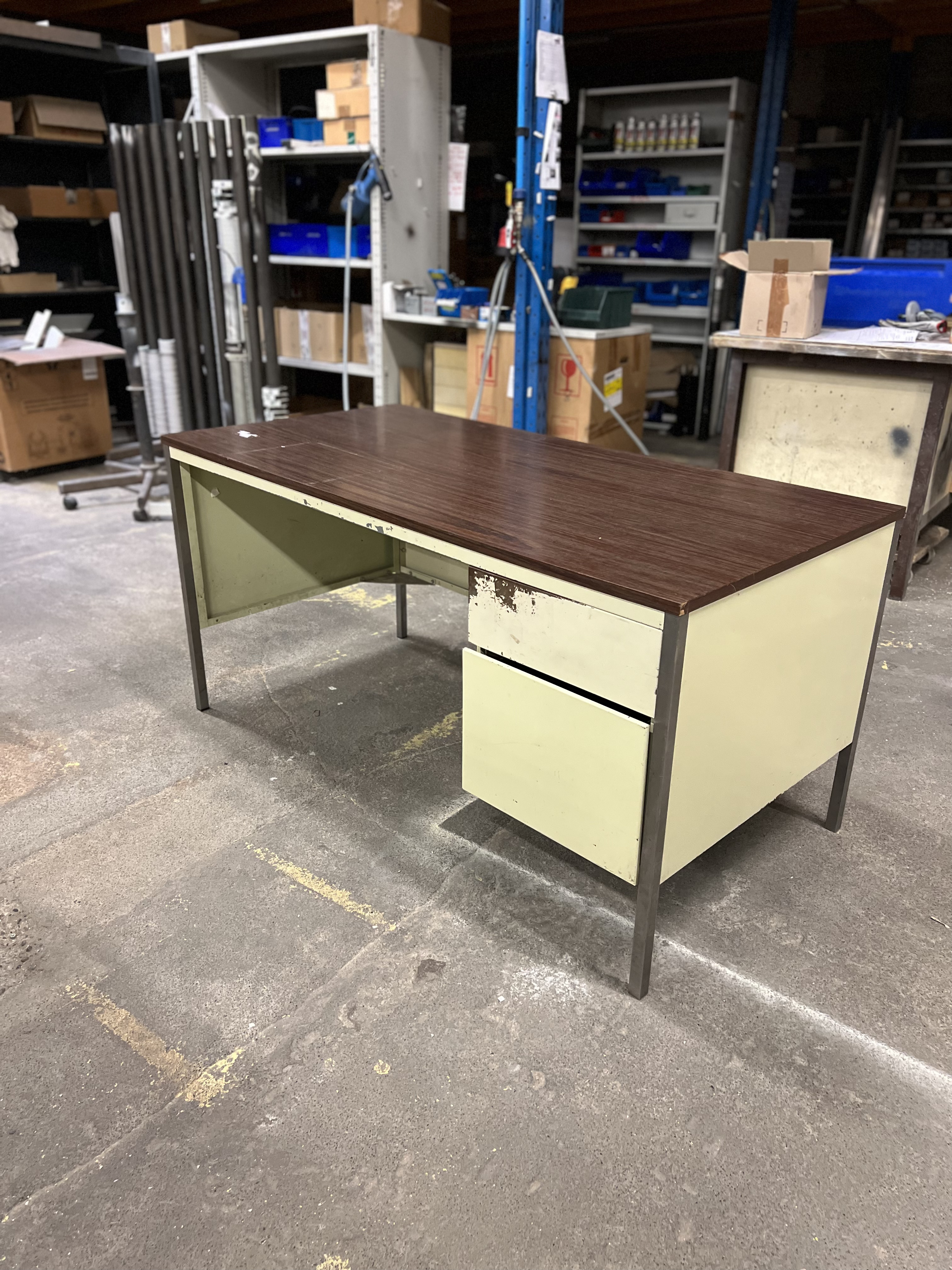 Bureau en mauvais état dans l'atelier Dacota