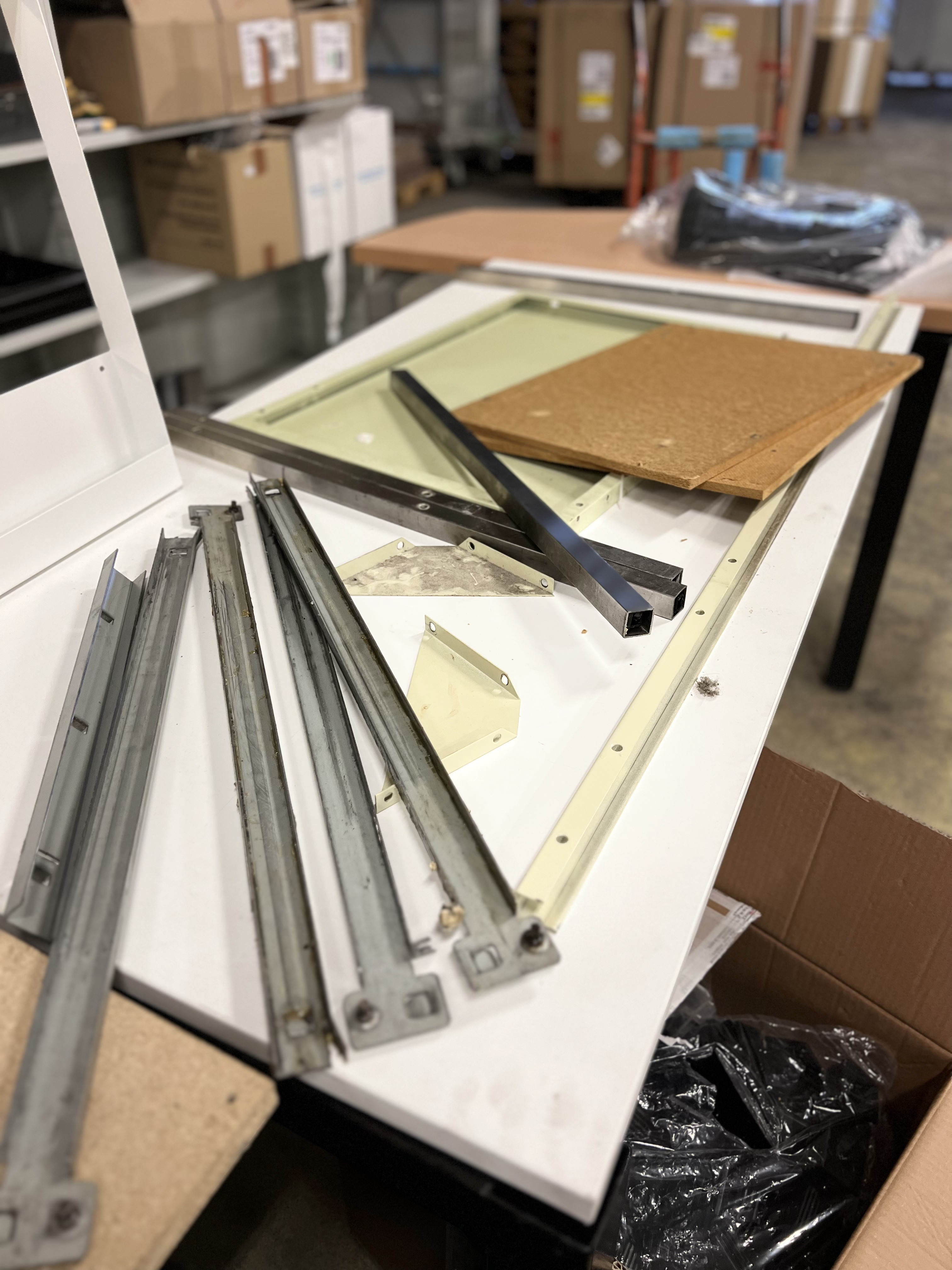 Bureau en mauvais état démonté dans l'atelier Dacota