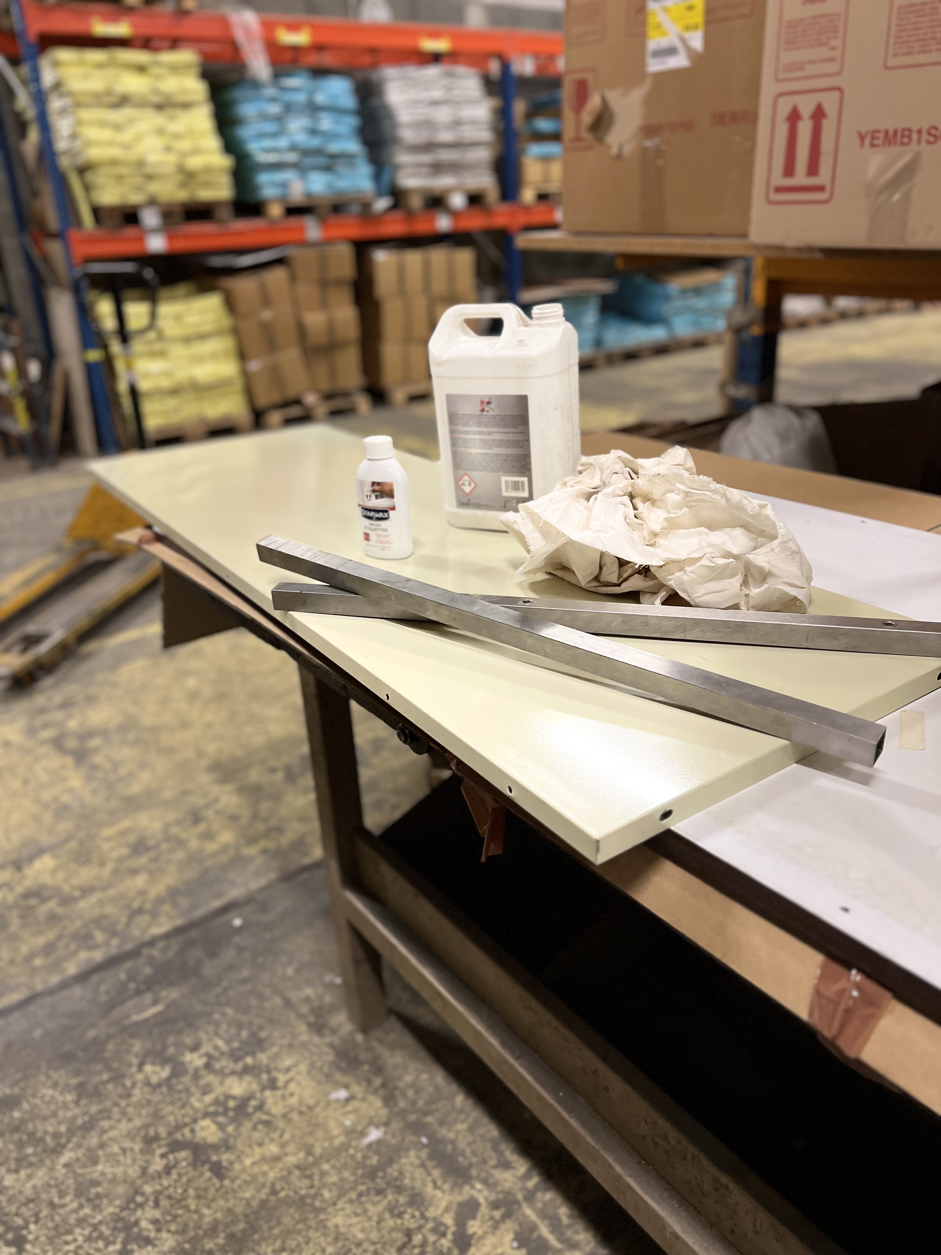 Bureau en mauvais état démonté dans l'atelier Dacota