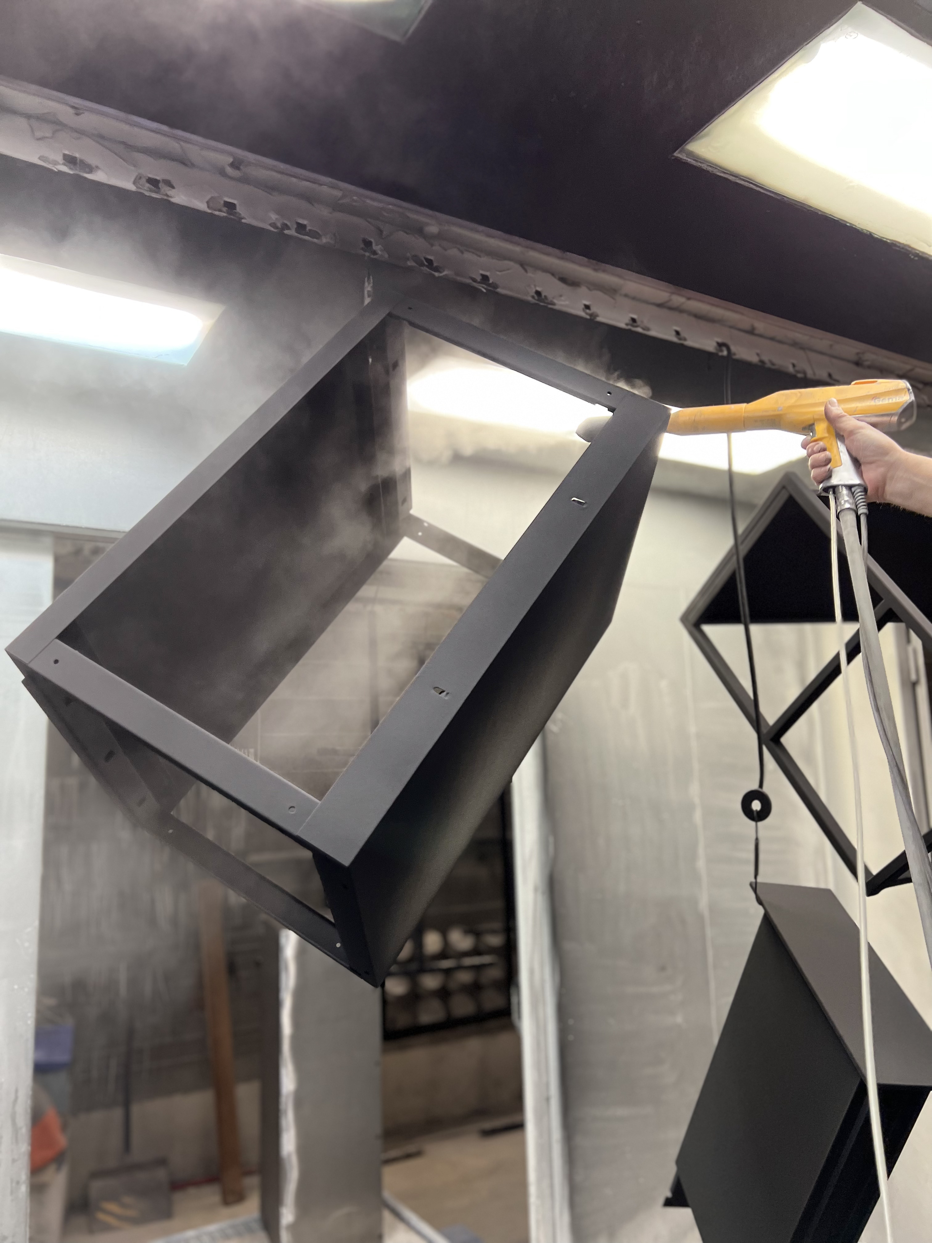 Bureau en cours de rénovation en train d'être repeint dans l'atelier Dacota