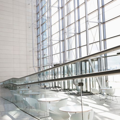 Espace d'accueil pour le public avec des tables et des chaises