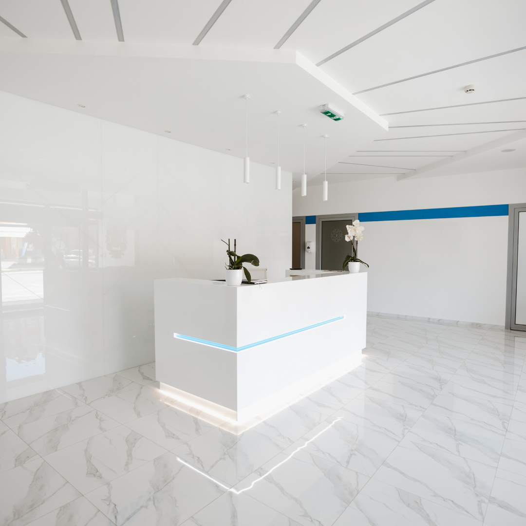 Espace d'accueil pour le public avec un bureau pour la réception 