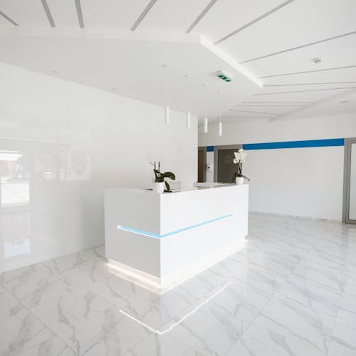 Espace d'accueil pour le public avec un bureau pour la réception