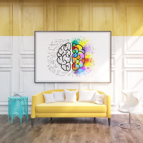 Espace d'accueil pour le public avec un bureau pour la réception dans un style coloré