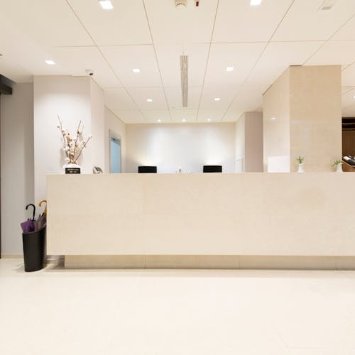 Espace d'accueil pour le public avec un bureau pour la réception