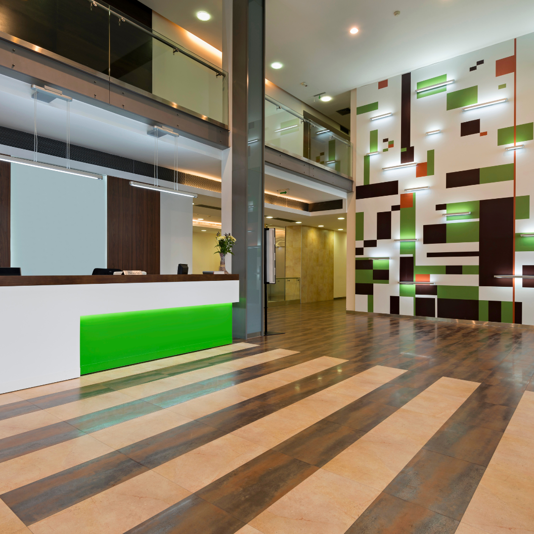 Espace d'accueil pour le public avec un bureau pour la réception dans un style moderne