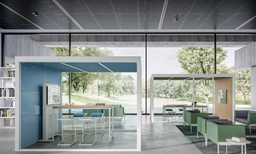 Des espaces d'accueil pour le public avec des bureaux et des chaises